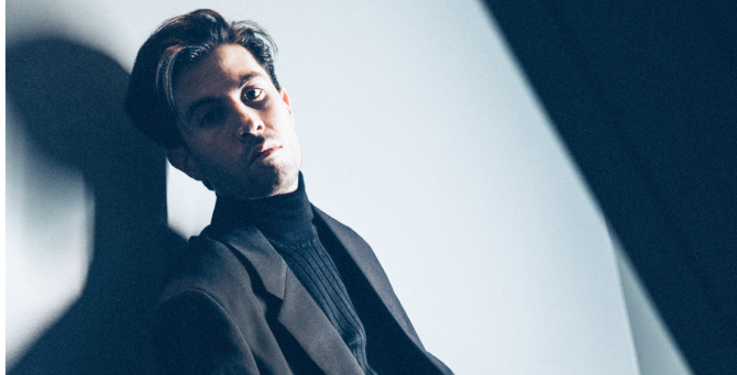 Пианист Риад Маммадов сыграл один из вальсов Шопена в «Рихтере»