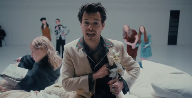 Гарри Стайлз погружается в фантазии в клипе «Late Night Talking»