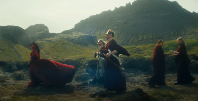 Бьорк проводит траурную процессию по матери в клипе «Ancestress»