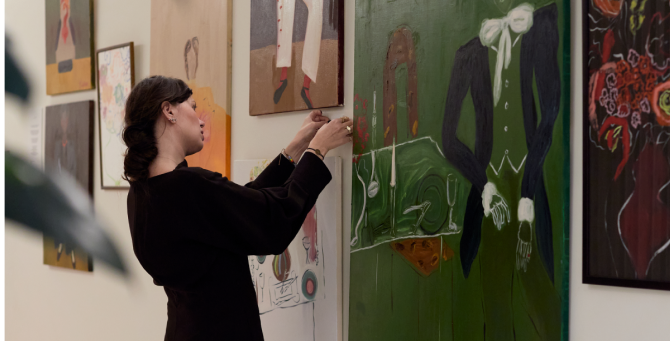 В фитнес-студии Sculpt открылась выставка художницы Зарины Гроевой