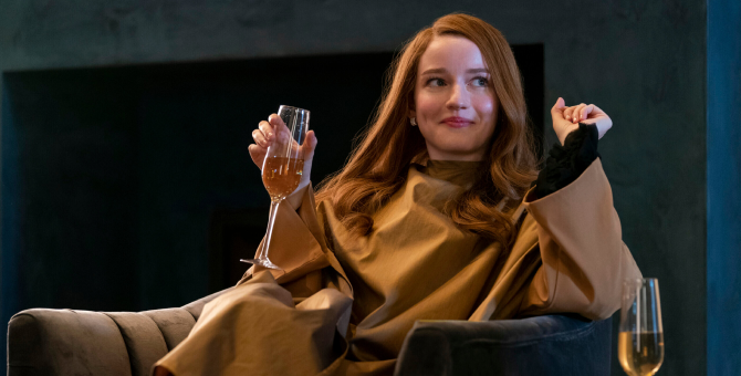 Netflix выпустил трейлер сериала «Изобретая Анну» с Джулией Гарнер в главной роли