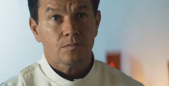 В Сети появился трейлер фильма «Отец Стю» с Марком Уолбергом и Мелом Гибсоном