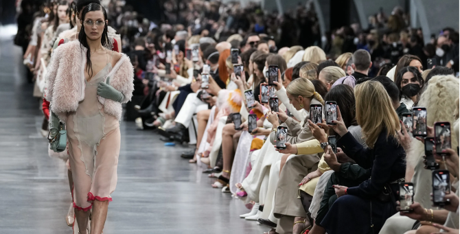 Wallpaper поделился ожиданиями от грядущих Недель моды весна-лето 2025
