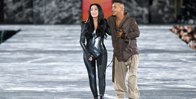 Певица Шер закрыла показ Balmain в Париже