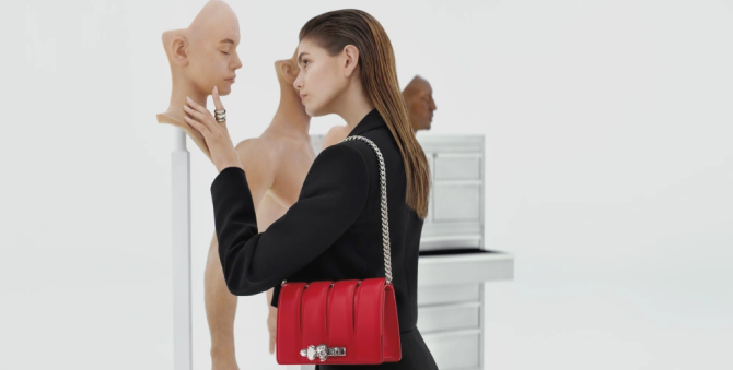 Кайя Гербер снялась в кампании новых сумок Alexander McQueen