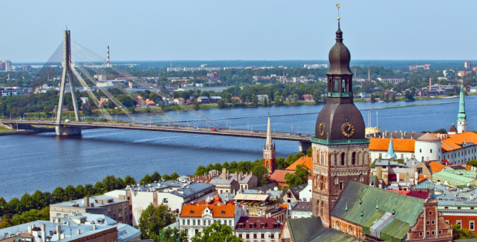 Латвия возобновит ограниченную выдачу виз россиянам