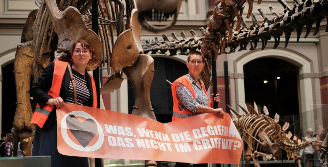 Экоактивистки приклеили себя к скелету динозавра в берлинском Музее естествознания