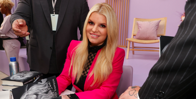 Amazon снимет романтическую комедию по мемуарам Джессики Симпсон