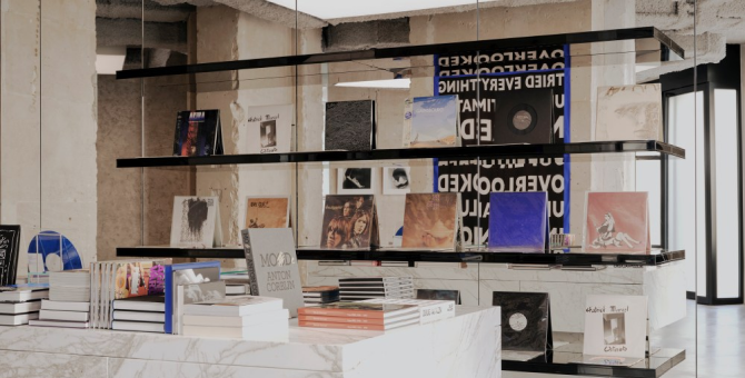 Saint Laurent открыл магазин музыкальных пластинок и книг в Париже