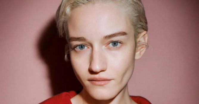 Актриса Джулия Гарнер стала амбассадором Loewe