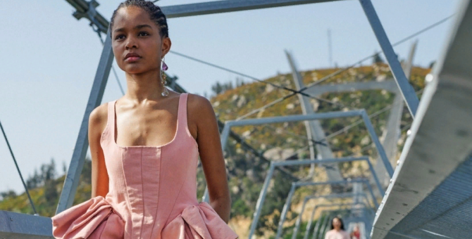 Показ бренда Marques Almeida прошел на самом длинном переходном мосту в мире