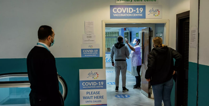 Первая страна в мире завершила вакцинацию