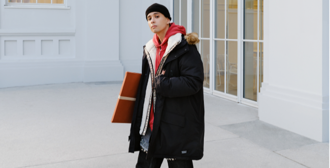 Слава Марлоу снялся в новой кампании зимних пуховиков Levi’s