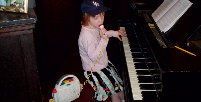 Билли Айлиш выпустит фотоальбом