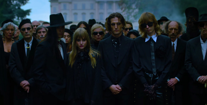 Группа Måneskin записала новый трек «The Loneliest» и выпустила мрачный клип