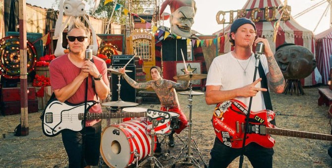 Музыканты Blink-182 выступают в цирке в клипе на новую песню «Edging»