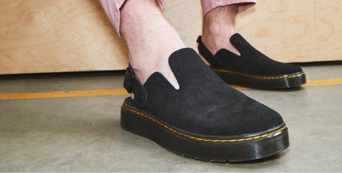 Dr. Martens выпустил новые модели мюлей из замши
