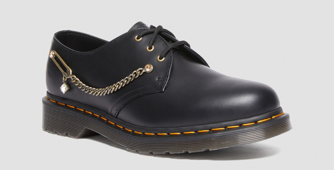 Dr. Martens выпустил ботинки с кристаллами Swarovski