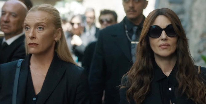 Тони Коллетт и Моника Беллуччи приходят на похороны мафиози в трейлере «Мафия Мамма»
