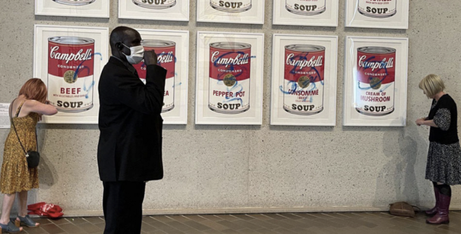 Экоактивисты раскрасили картину Энди Уорхола «Банки с супом Кэмпбелл»