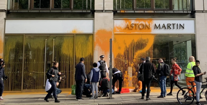 Активист Just Stop Oil облил краской фасад автосалона Aston Martin в Лондоне