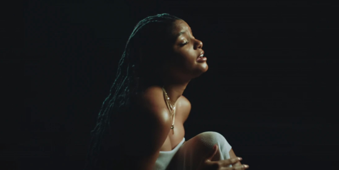 Холли Бейли выпустила свой дебютный сингл «Angel»