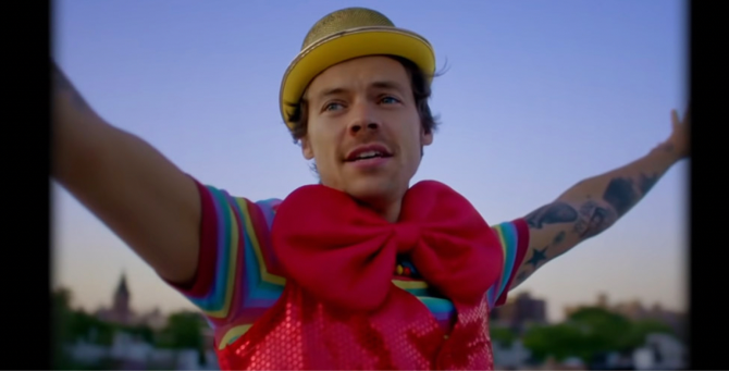 Гарри Стайлз выпустил новый клип на песню «Daylight»