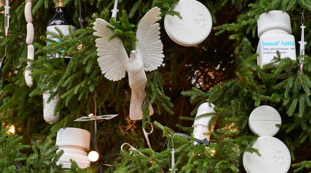 Рождество вокруг нас: Дэмиен Херст украсил елку