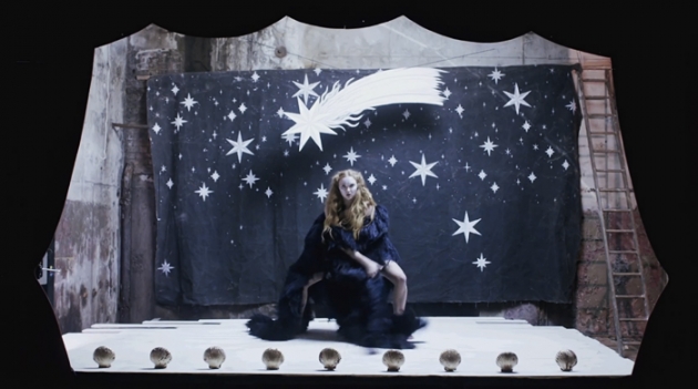 Лили Коул в фильме Вивьен Вествуд \"Красные башмачки\"