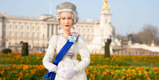 Компания Mattel выпустила куклу Барби в образе Елизаветы II