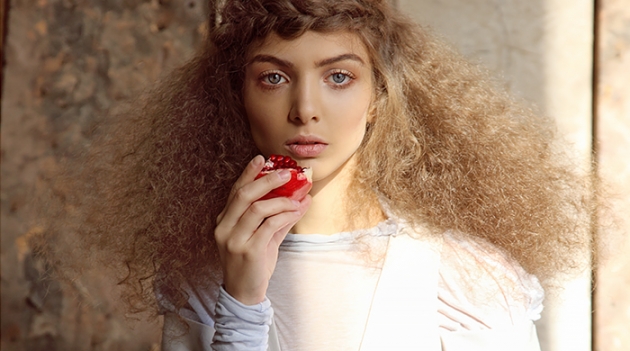 Девушка с гранатами в съемке Nino Babukhadia