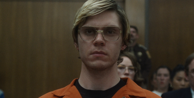 Эван Питерс играет серийного убийцу Джеффри Дамера в трейлере нового сериала Netflix