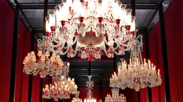 Baccarat создали гигантскую хрустальную люстру весом 1,8 тонны