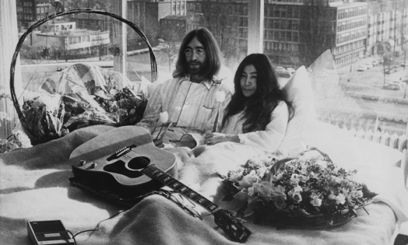 По книге Джона Леннона поставят спектакль