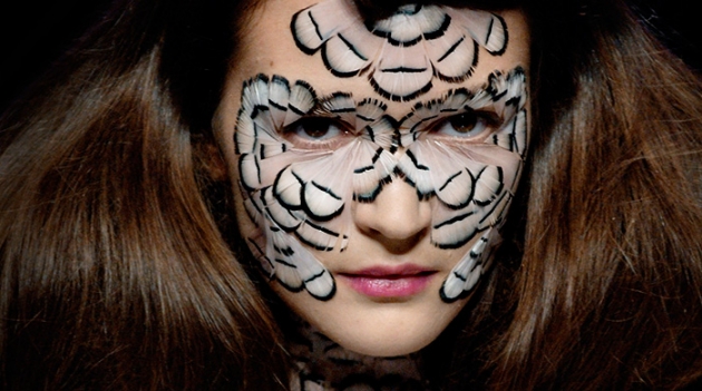 Бьюти-образам с показов Alexander McQueen посвятят отдельную выставку