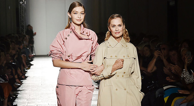 Фото дня: Джиджи Хадид и Лорен Хаттон в финале Bottega Veneta