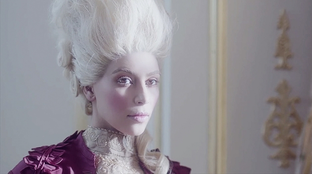 Пока она спала: Ким Кардашьян в ролях Марии-Антуанетты и Одри Хепберн