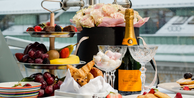 Где провести новогоднюю ночь, если вы оказались в Сочи или Санкт-Петербурге