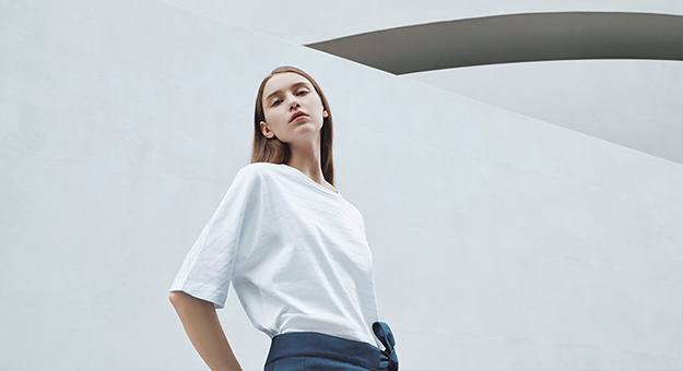 COS представил коллаборацию с художницей Агнес Мартин