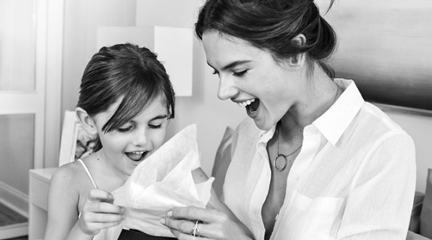 Алессандра Амброзио с дочкой в съемке для Michael Kors