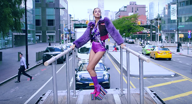 Ирина Шейк, Анна Эверс и Адриана Лима танцуют на улицах Нью-Йорка под Freedom Джорджа Майкла