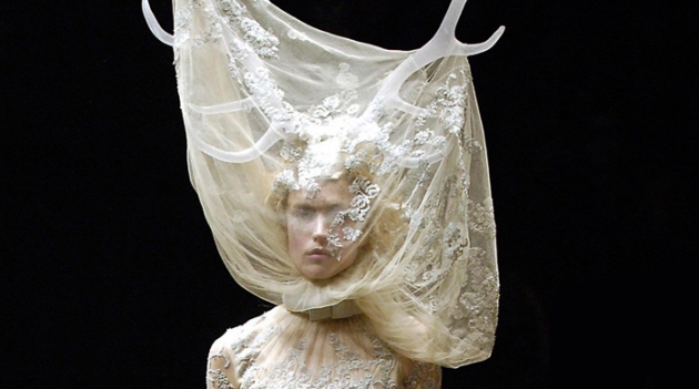 Как изменится выставка Alexander McQueen: Savage Beauty в Лондоне