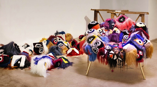 Дизайнеры Campana Brothers создали кресло из пушистых монстров Fendi