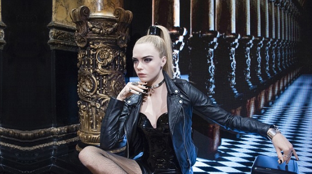 Восковая фигура Кары Делевинь в музее Гревен