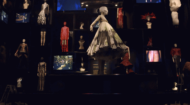 Видео о выставке Александра МакКуина Savage Beauty