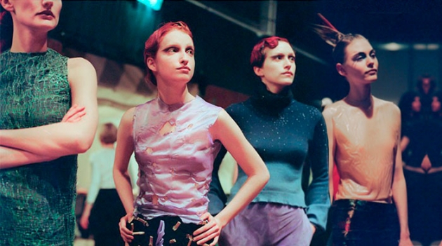 В Лондоне выставят редкие снимки Александра МакКуина за работой