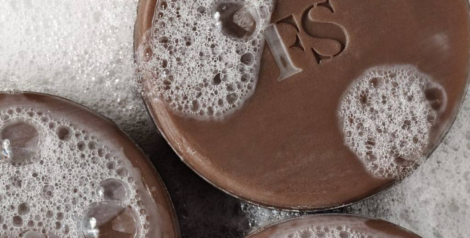 Рианна анонсировала мыло для лица Fenty Skin