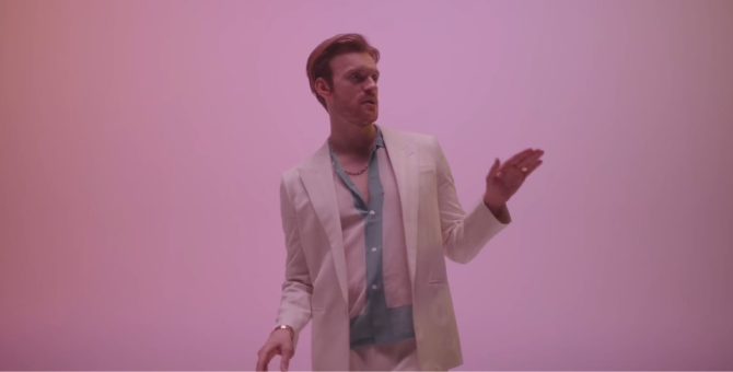 Финнеас О'Коннелл станцевал в клипе на песню «Naked»