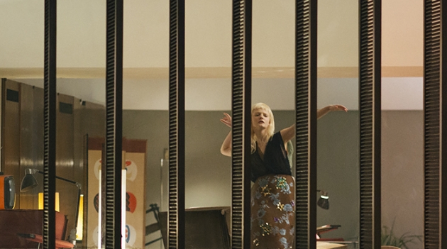 Обезглавленные платья в новом фильме Delpozo