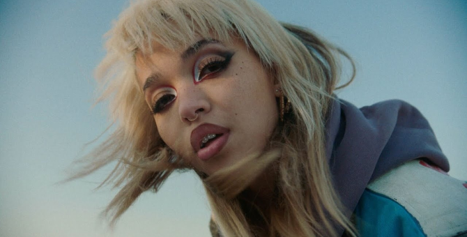 FKA Twigs едет на мотоцикле в клипе на трек «Honda»